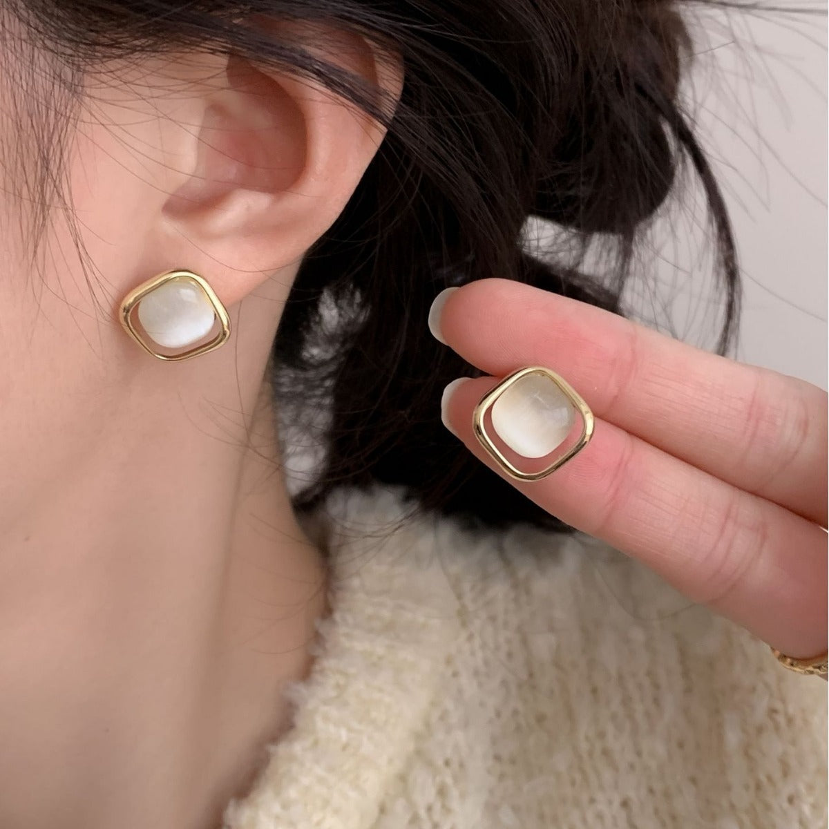 حلق أذن مربع بإطار ذهبي وحجر أبيض ناعم – أناقة مينيمال راقية