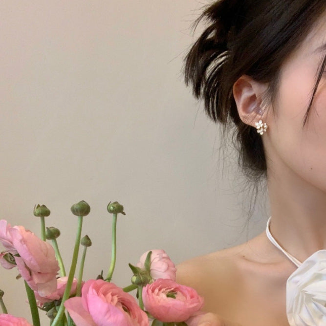 حلق أذن بتصميم زهور مرصعة – لمسة أنثوية أنيقة