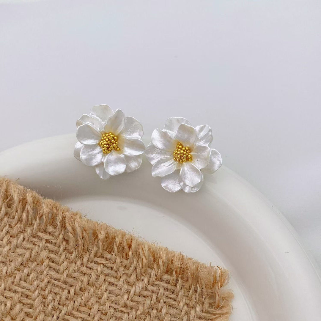 حلق وردة بيضاء مطلي بماء الذهب