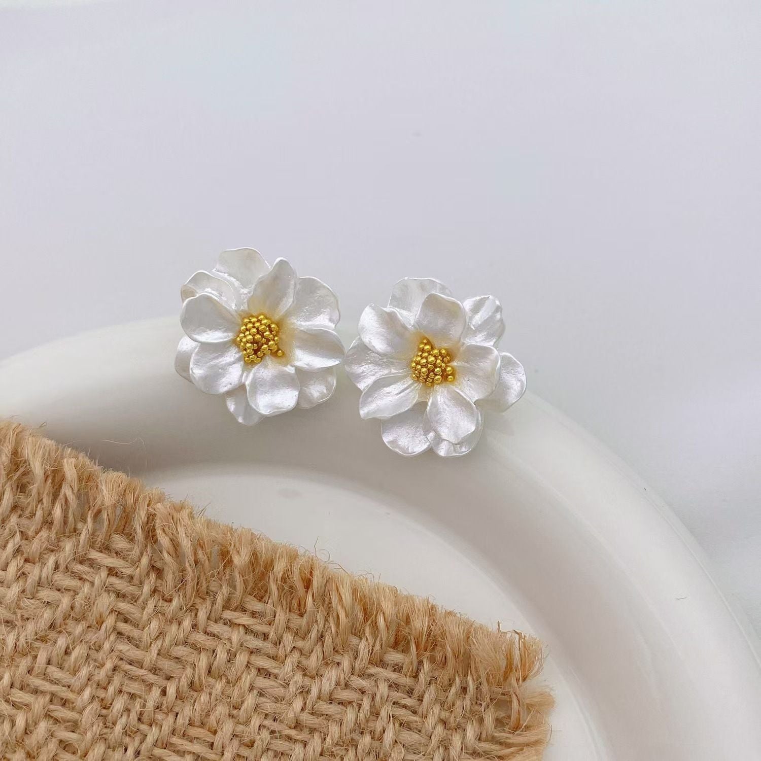 حلق وردة بيضاء مطلي بماء الذهب