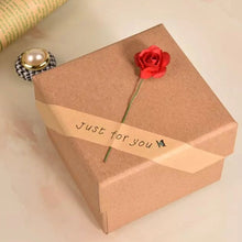 سلسلة الوردة الحمراء - وردة بحجر أحمر مع بوكس هدايا مغلف بوردة حمراء