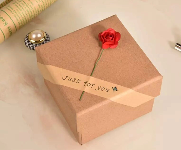 سلسلة الوردة الحمراء - وردة بحجر أحمر مع بوكس هدايا مغلف بوردة حمراء