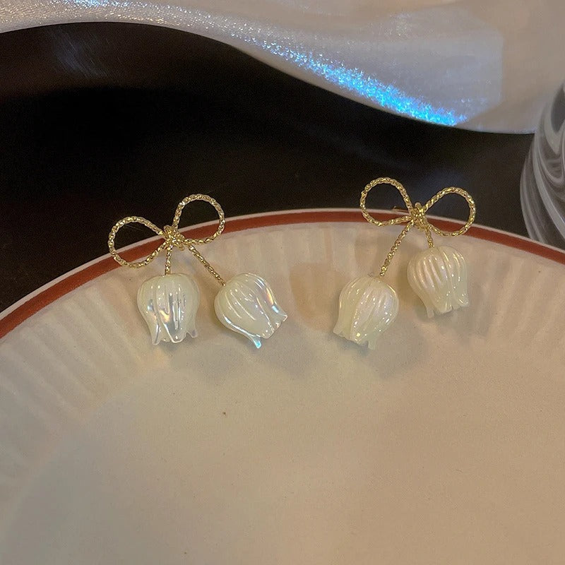 حلق كلاسيك بتصميم زهرة التوليب البيضاء