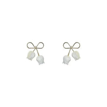 حلق كلاسيك بتصميم زهرة التوليب البيضاء