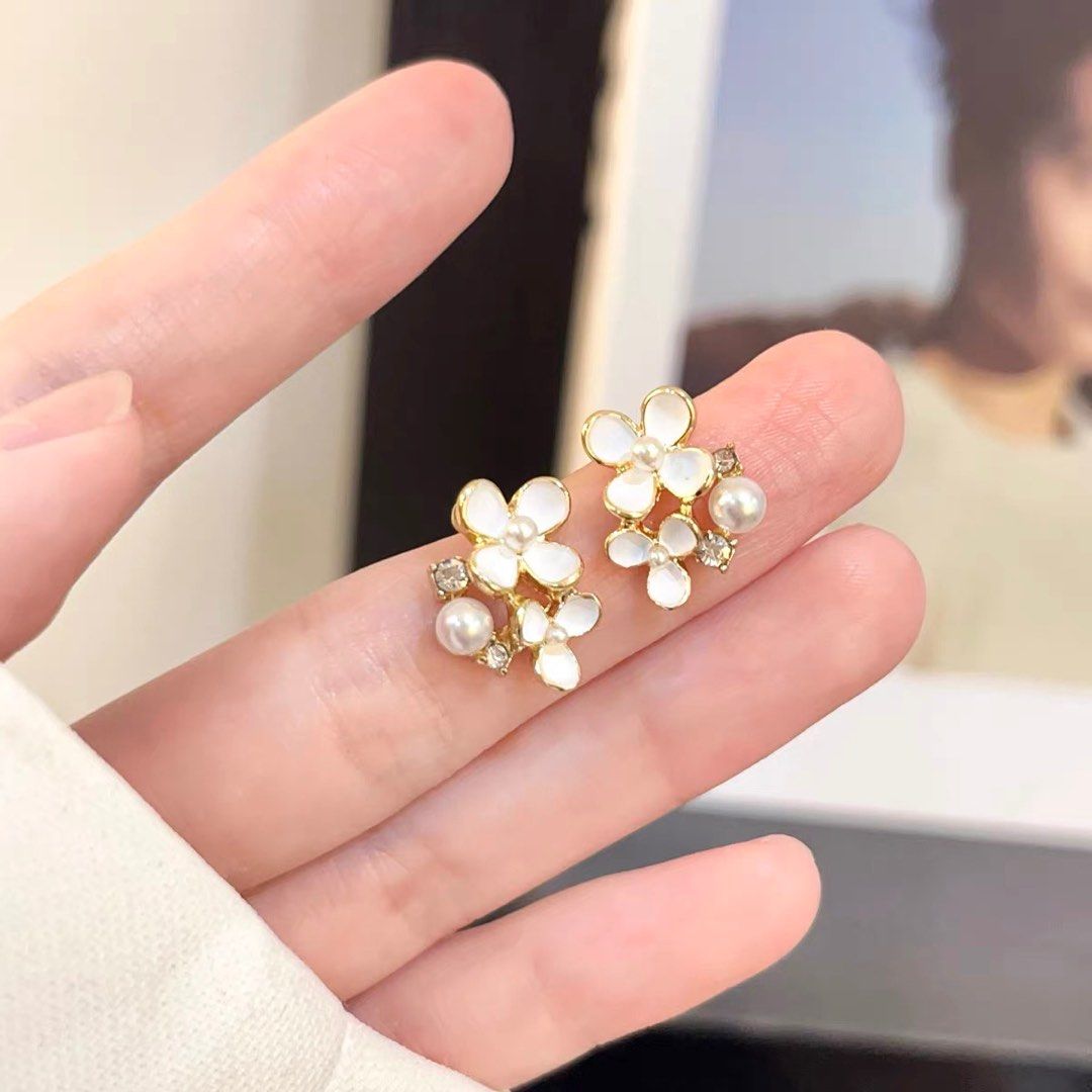 حلق أذن بتصميم زهور مرصعة – لمسة أنثوية أنيقة