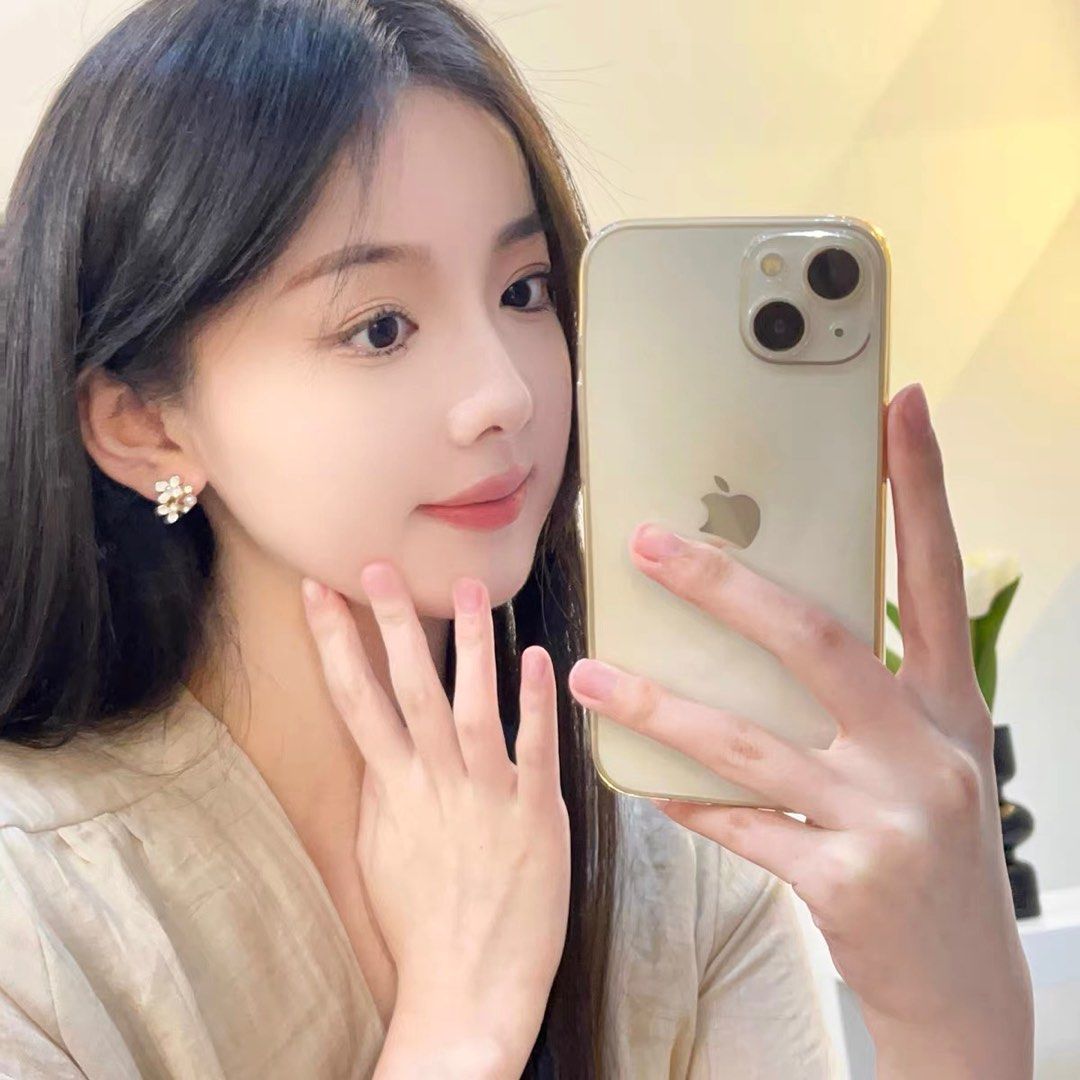 حلق أذن بتصميم زهور مرصعة – لمسة أنثوية أنيقة