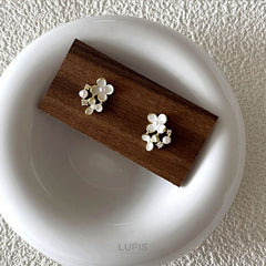 حلق أذن بتصميم زهور مرصعة – لمسة أنثوية أنيقة