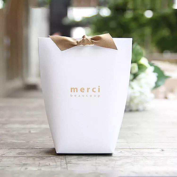 شنطة هدايا بيضاء merci - batcino.com